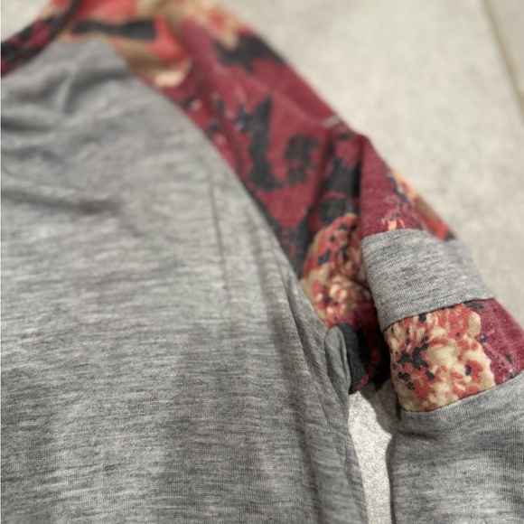 Womens Revine Brand Long Sleeve Gray Shirt W/ Floral Decals On Arms, Size Small - Picture 2 of 5